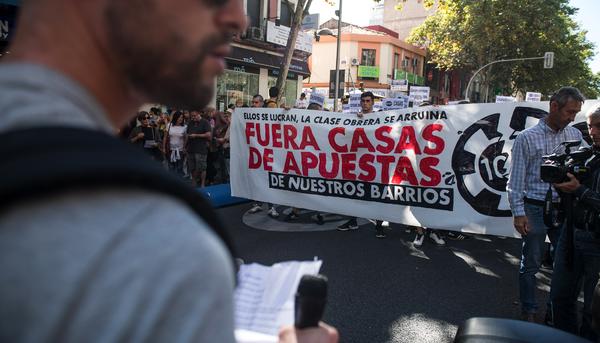 Manifestacion contra las casa de apuestas en el barrio de Tetuan, Madrid 12
