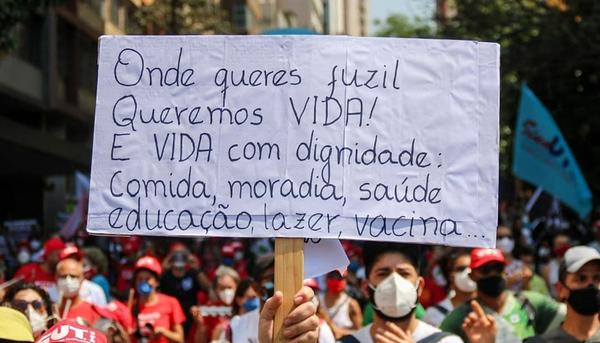 Manifestación contra las "políticas genocidas" de Jair Bolsonaro.