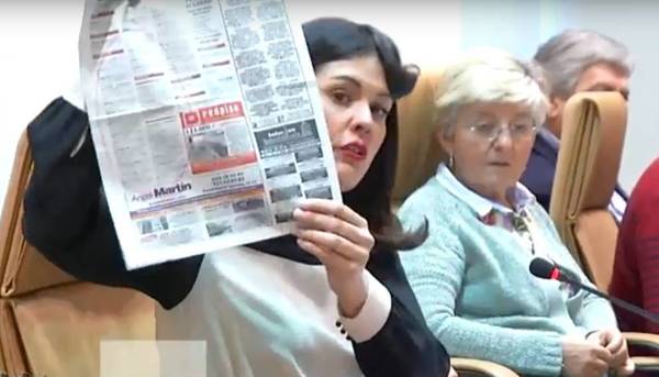Virginia Carrera muestra la página de "contactos" del diario salmantino