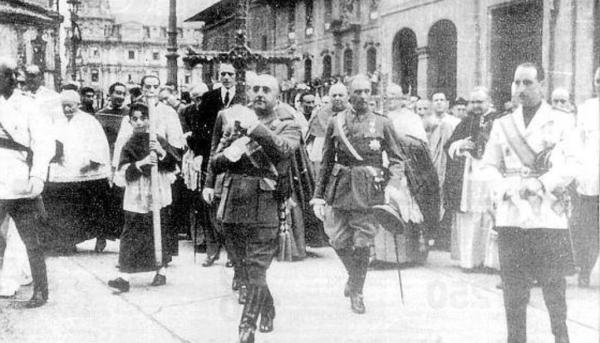 El dictador portando la Cruz de la Victoria en Oviedo