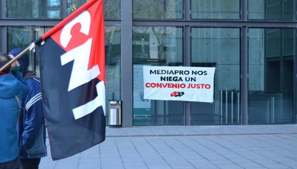 Concentración de la sección sindical de CNT en Mediapro en Barcelona el 9 de abril