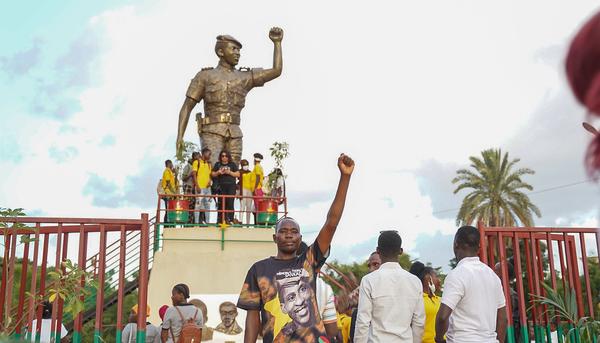 Estatua homenaje Sankara Burkina Faso 2