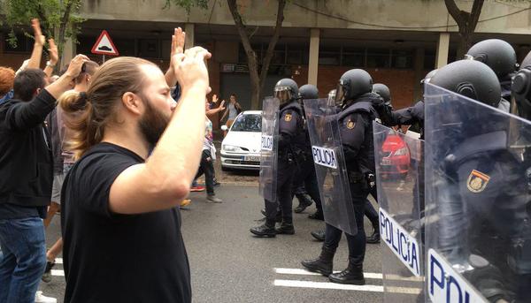 Policía contra votantes en Barcelona