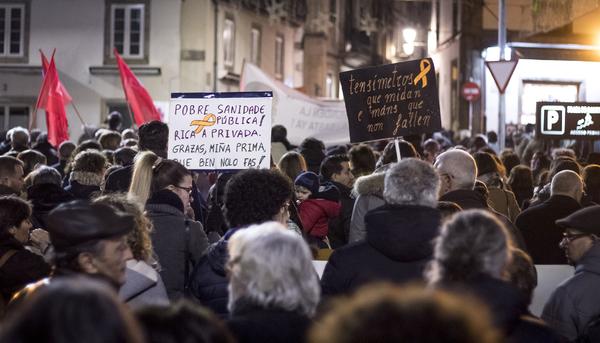 O 9 de xaneiro unha manifestación percorreu as rúas de Compostela na defensa dunhas urxencias sanitarias dignas.