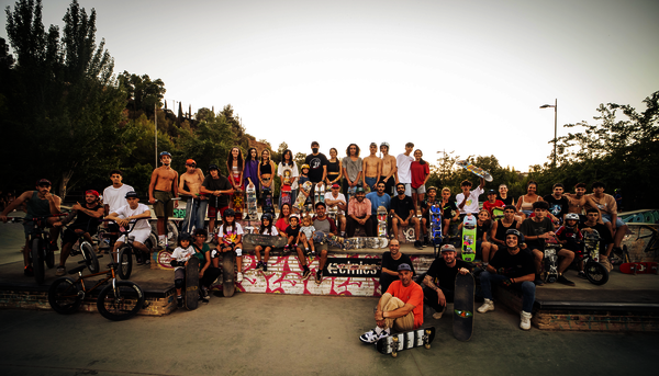 Posado de skaters en skatepark de Bola de Oro Granada