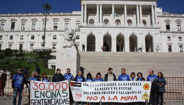 Manifestantes ante el Parlamento de Portugal contra la mina de Retortillo