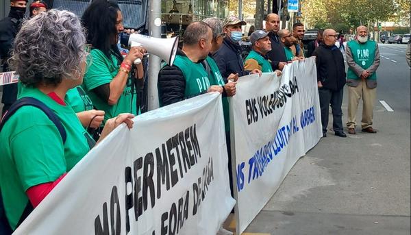 Integrantes de las PAHs Catalanas se manifiestan frente a la sede del PSC en Barcelona. 