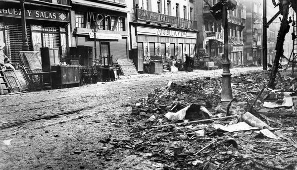 La calle de Atocha tras un bombardeo