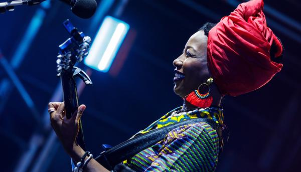 Fatoumata Diawara, en concierto en Glasgow (Escocia) en 2018.