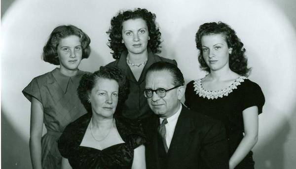 La familia de Max Aub, con Elena en el centro