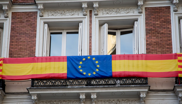 Fachada con banderas de Cataluña, España y Europa. Madrid.