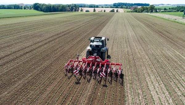 Tractor arando