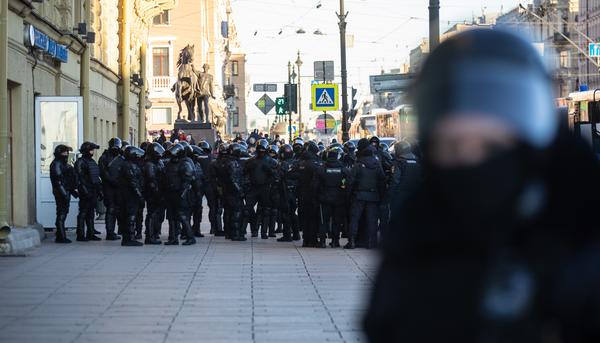 Desde febrero el centro de las principales ciudades rusas ha sido cerrado por columnas de antidisturbios