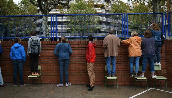 Esperando a la policía en un colegio electoral en Barcelona