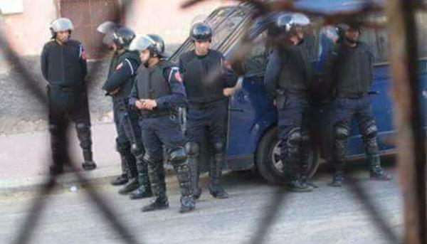 Policias marroquies vigilan casas de saharauis