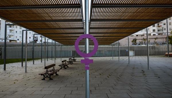 Símbolo feminista en un parque de Iruñea