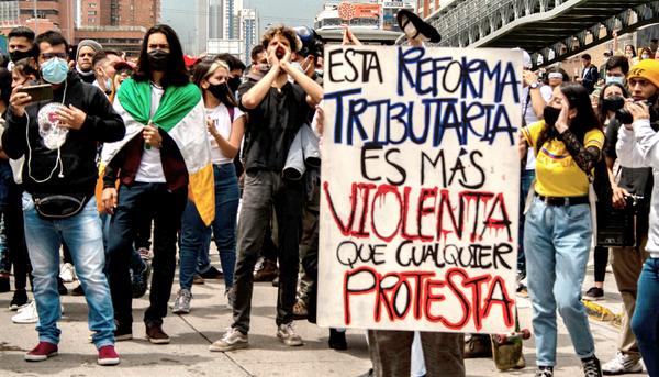 Pancarta contra la reforma tributaria de Iván Duque, en el Paro Nacional del 28 de abril de 2021, en Bogotá.