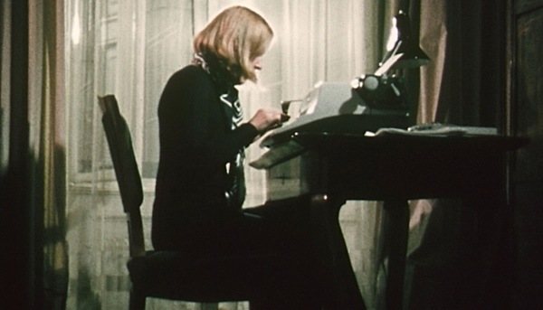 Ingeborg Bachmann en su escritorio