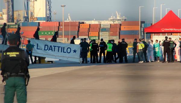 El 'Dattilo', la fragata de la Guardia Costera de Italia, desembarca a las 274 personas migrantes en el puerto de València Aquarius
