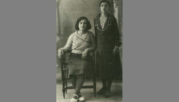 María Pérez Lacruz, La Jabalina, de pie junto a una amiga