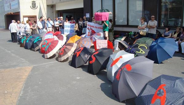 O "paraugas" da renda básica, que recolle a toda a sociedade, simbolizado nunha mobilización en Vigo.