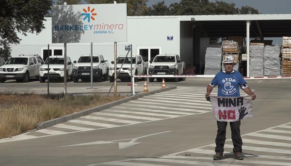José Ramón Barrueco, activista de Stop Uranio, frente a una sede de Berkeley Minera.
