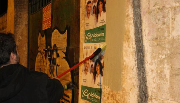 Pegada carteles campaña electoral Andalucía
