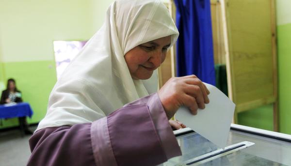 Mujer vota en Argelia