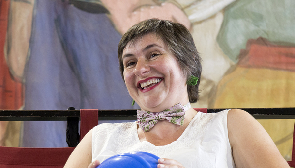Patricia de Lorenzo co gallo dos 30 anos de Chévere Teatro