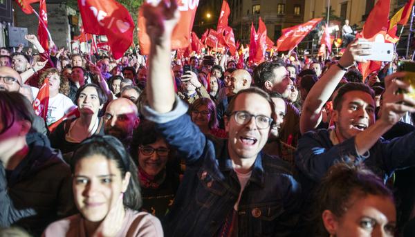 Elecciones 2019 celebración en Ferraz banderas