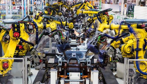Robots en fábrica automatizada
