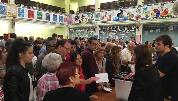 Votación en el referéndum en el colegio Tomás Moro en Barcelona