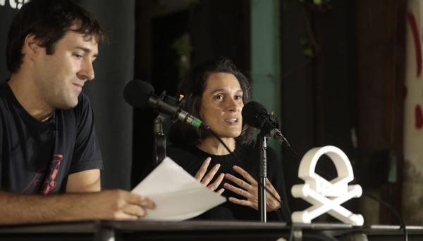 Oihana Goiriena esposa de Pablo Gonzalez y Lander Arbelaitz periodista de Argia en un acto en el Zinemaldi Alternativo de Donostia