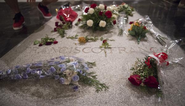 Flores en la tumba de Franco