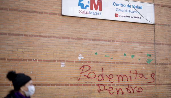 Centro de salud General Ricardos pintada Podemos