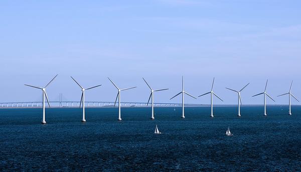 Los países que apuestan por las renovables, como Dinamarca, reducen sus emisiones de manera más rápida que los que mantienen sus centrales nucleares. Fuente: Beyond Nuclear International.