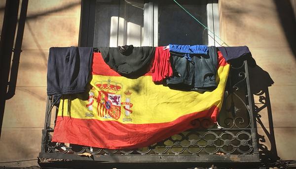 Bandera española balcón ropa colgada