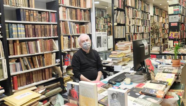 Librero Javier Ruiz librería Praga Granada