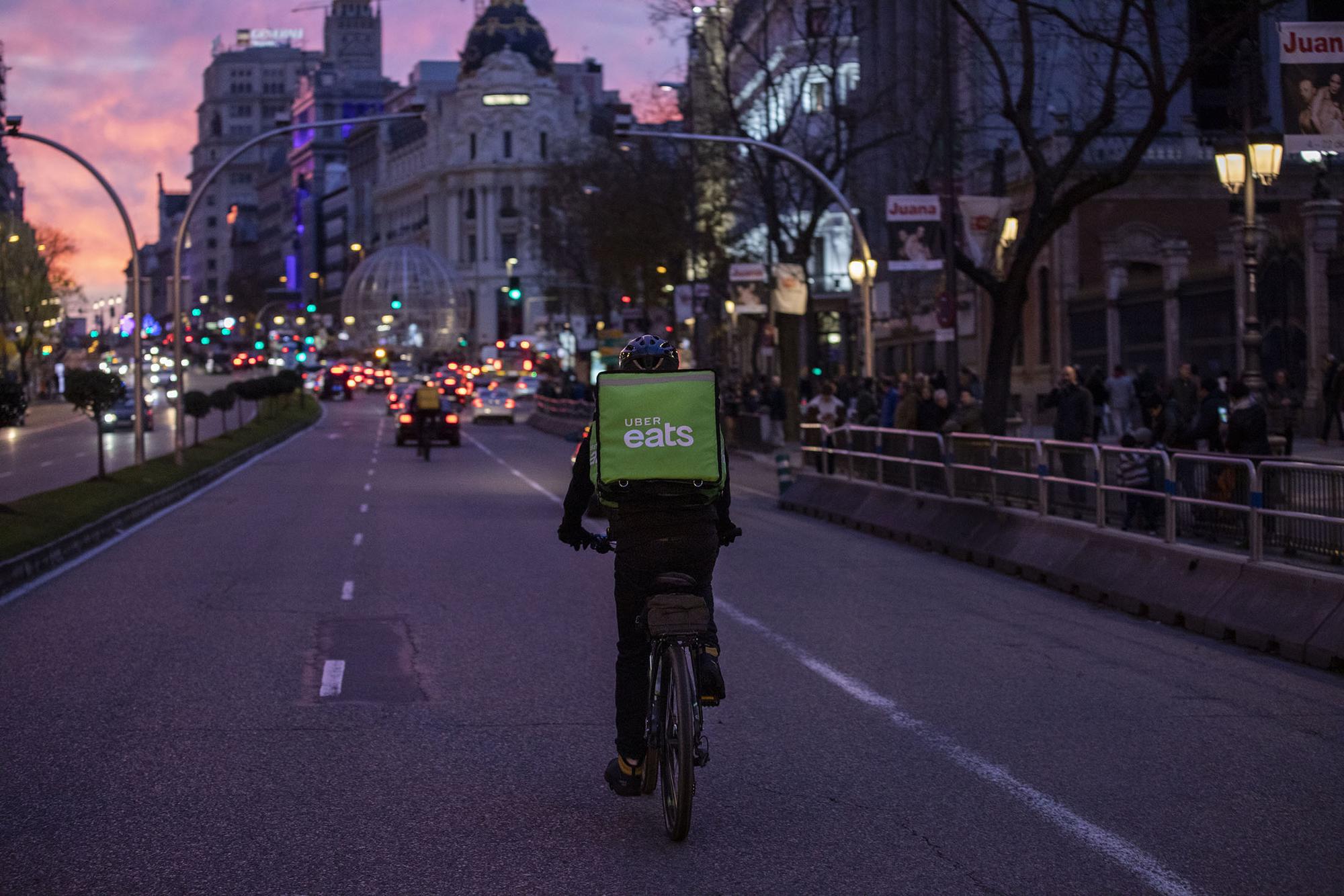 Repartidor Uber Eats gran via