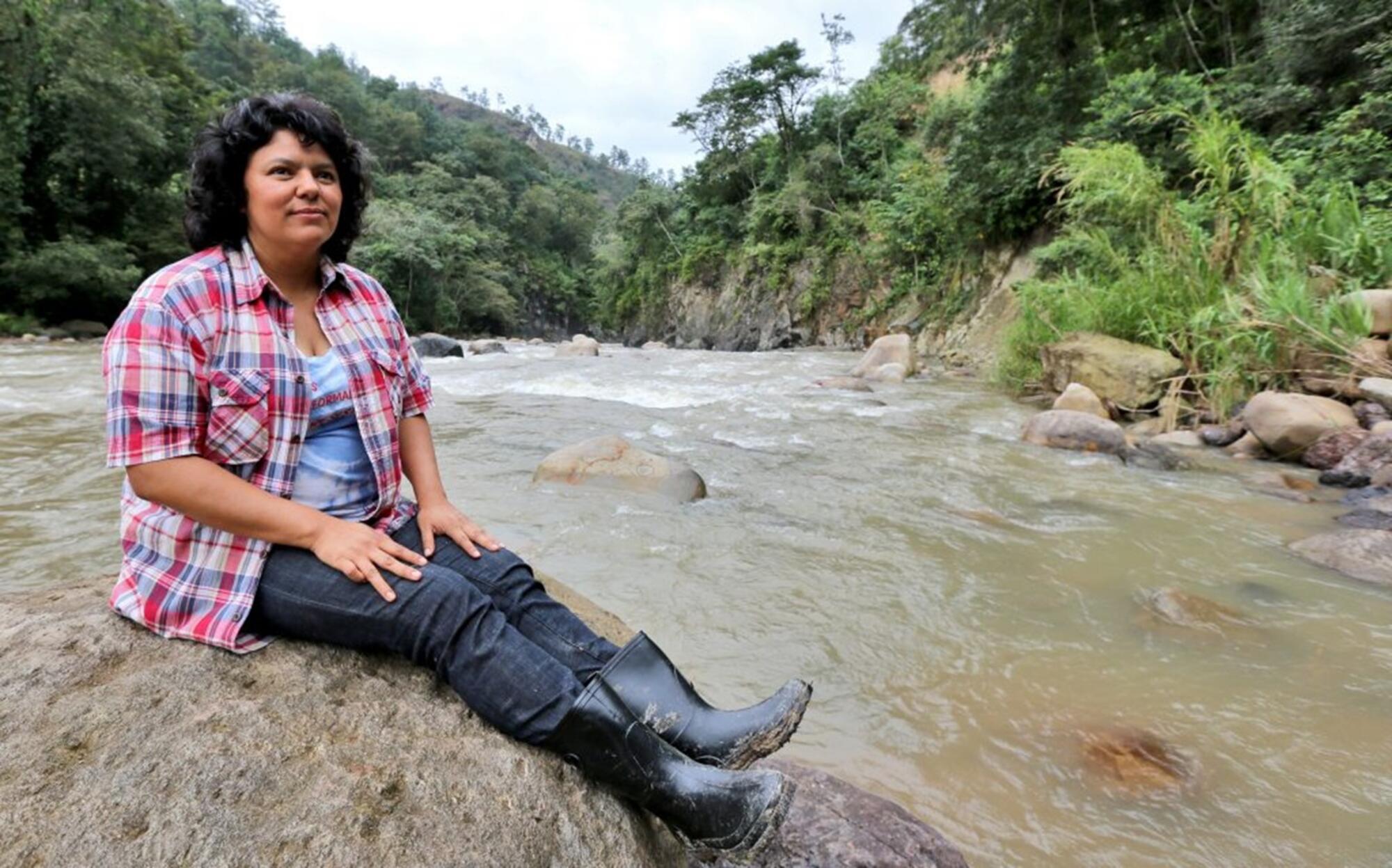 Berta Cáceres en el río