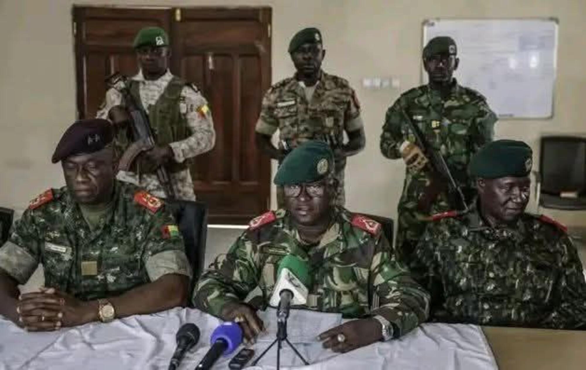El portavoz del Alto Mando Militar para el Restablecimiento de la Seguridad Nacional y el Orden Público, general de brigada Dinis N'Canha, leyendo el comunicado ayer 26 de noviembre donde se cancela proceso electoral.