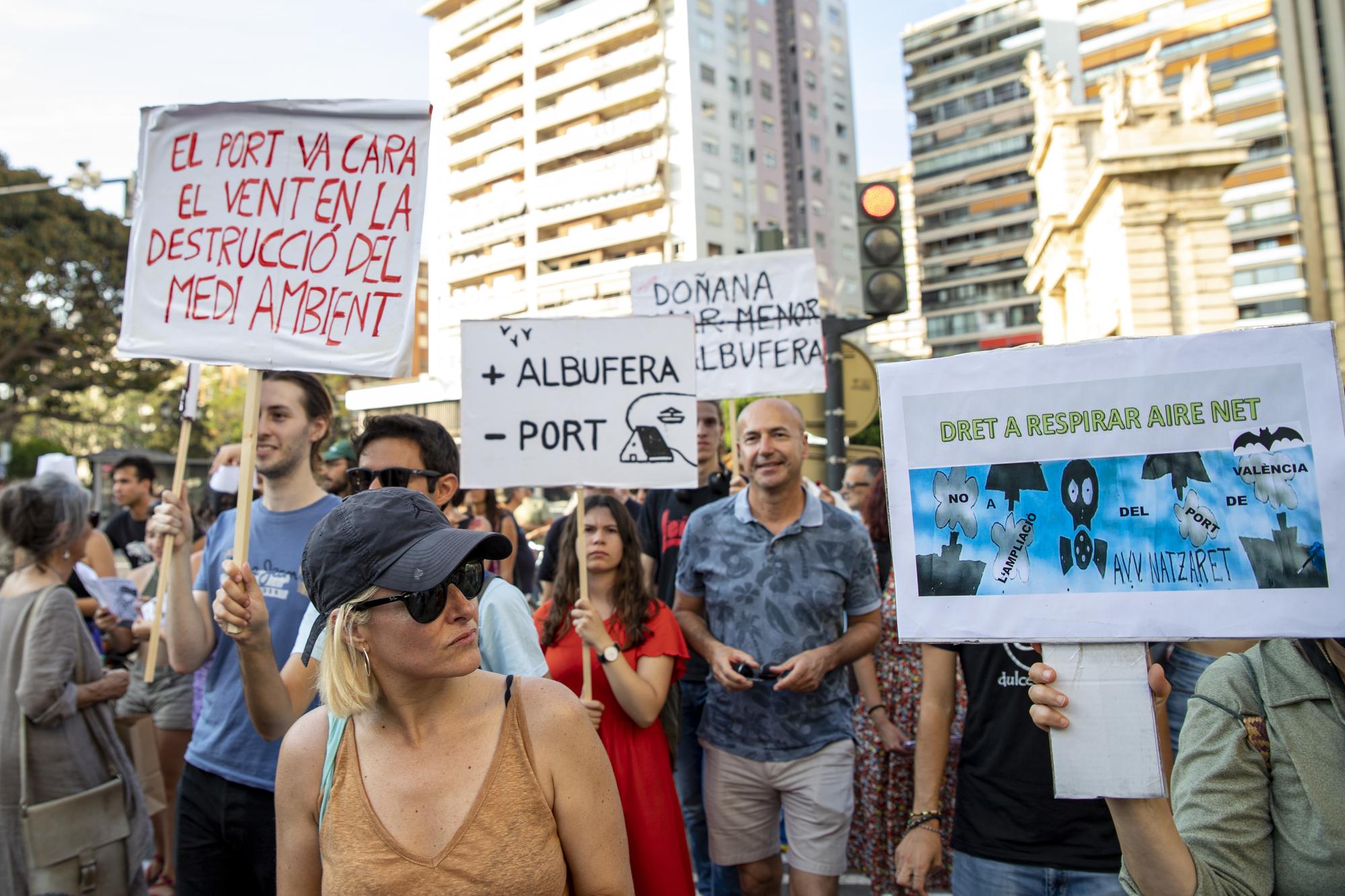 Manifestación contra la ampliación puerto de València - 14