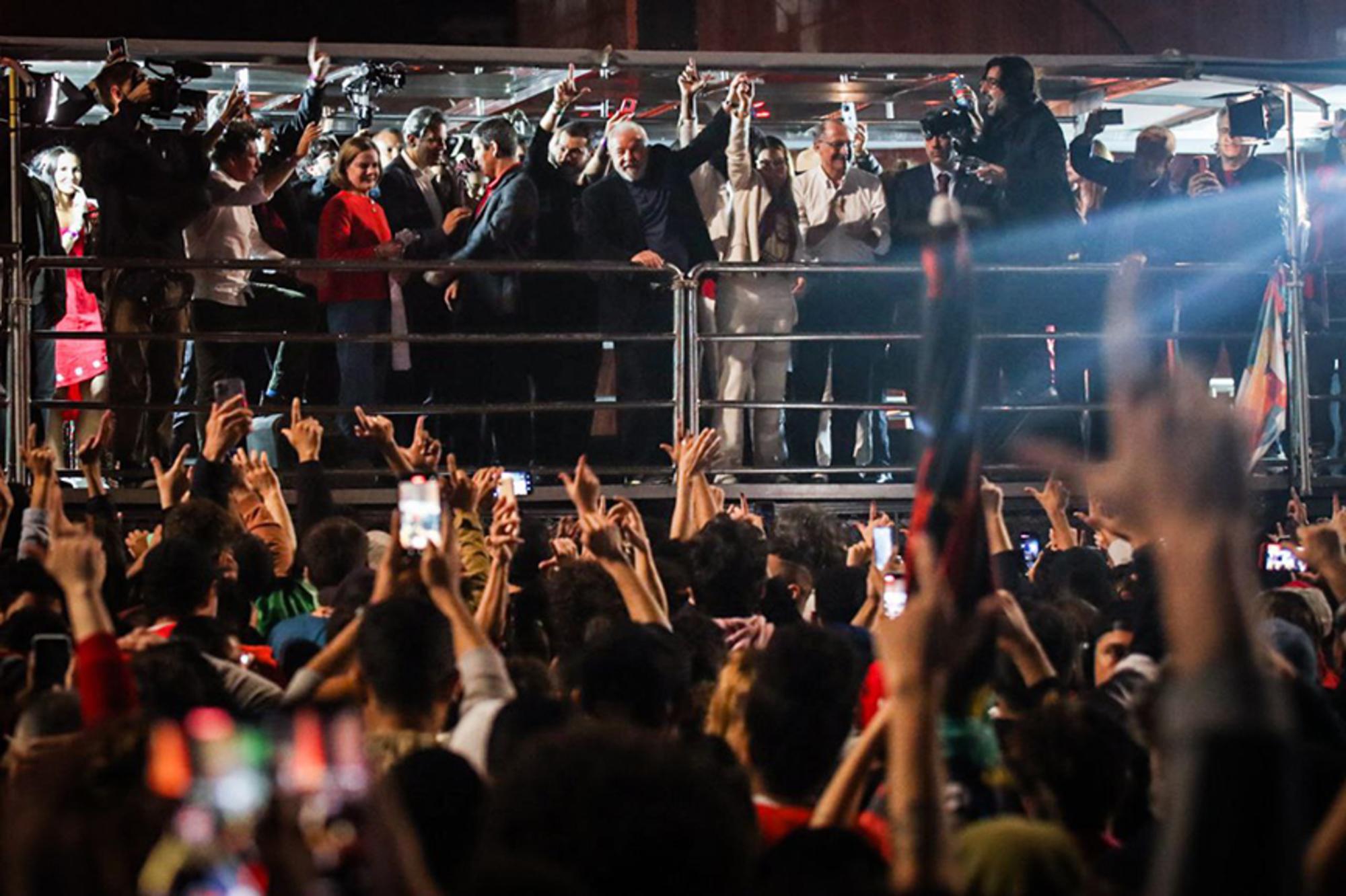 Lula hace un pronunciamiento en la Avenida Paulista de Sao Paulo tras el resultado de la primera vuelta electoral