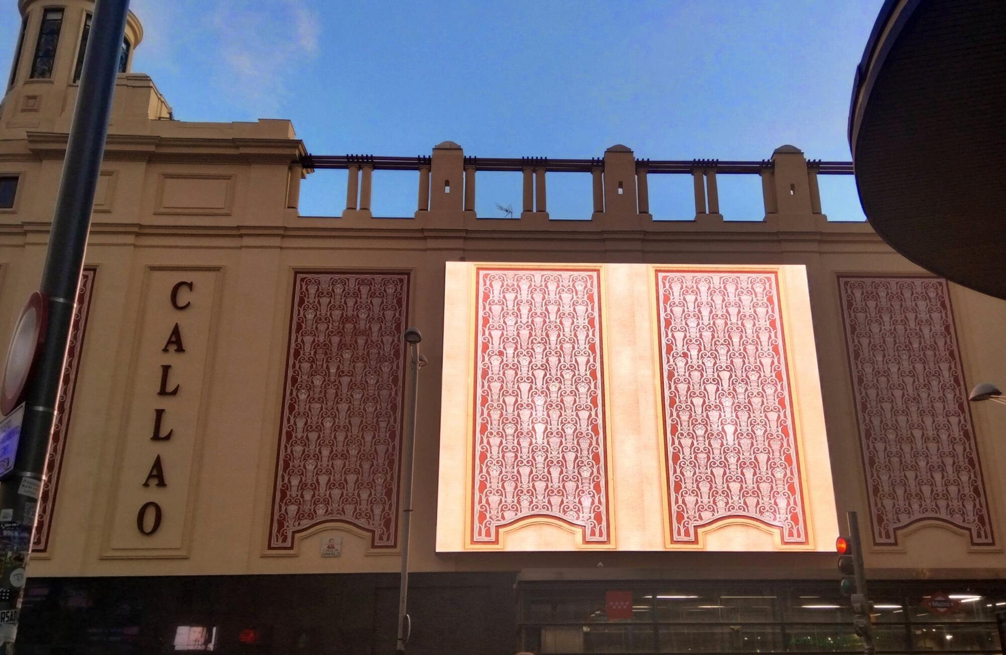 Fachada del Cine Callao de Madrid proyectada en una pantalla del propio edificio