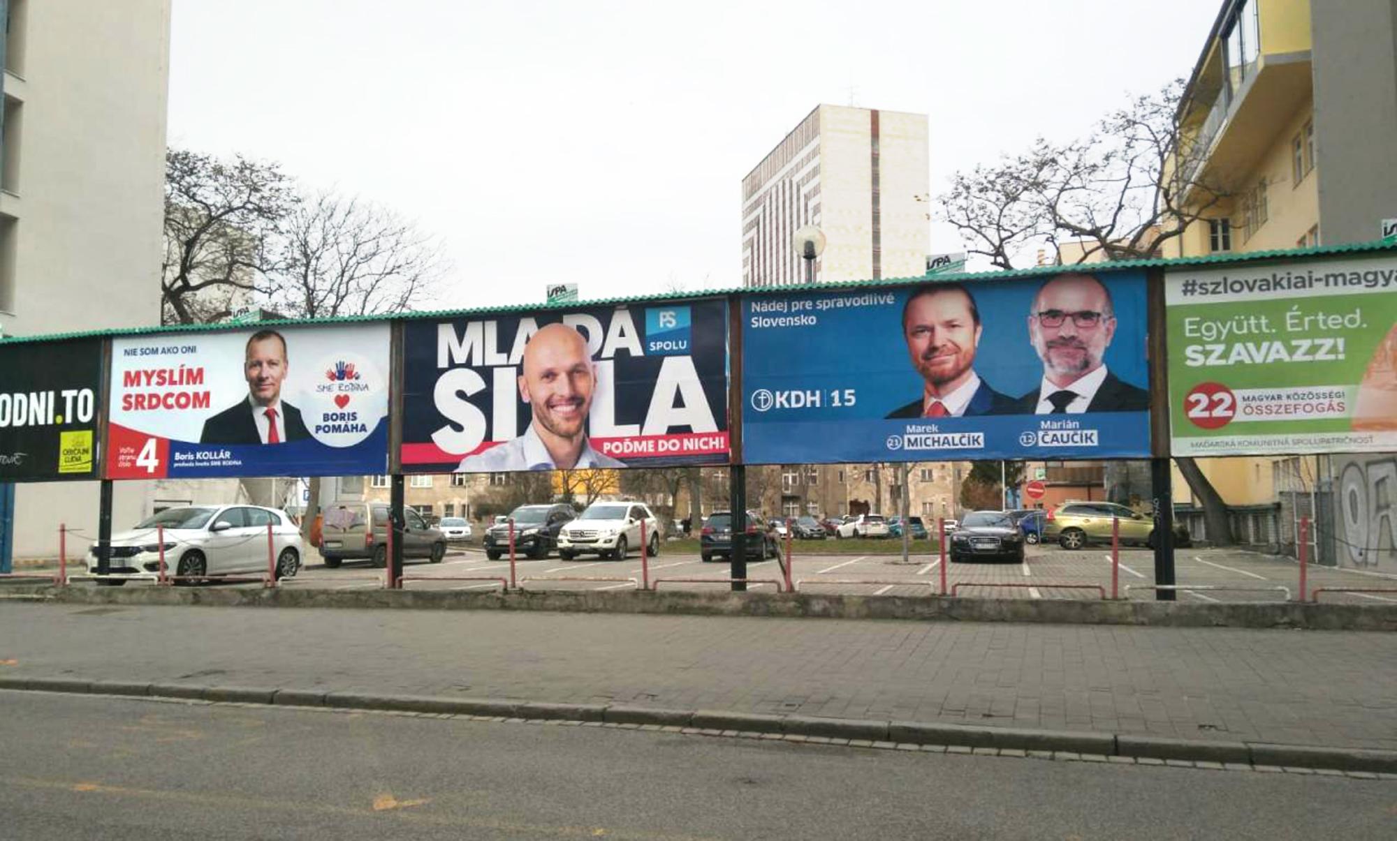 Carteles electorales en Bratislava.