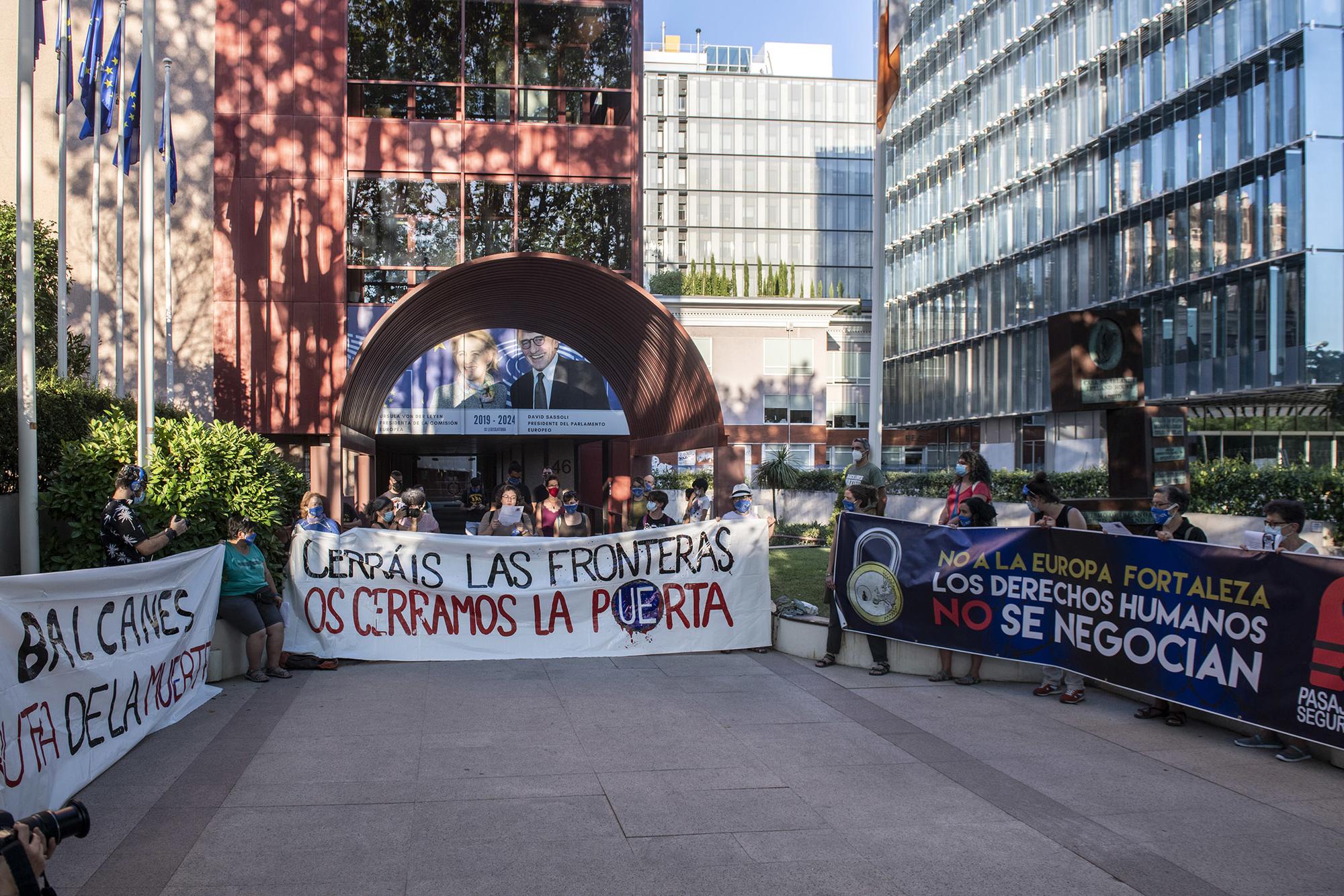 Bloquean la entrada a la sede de la Unión Europea para denunciar los abusos en las fronteras - 9