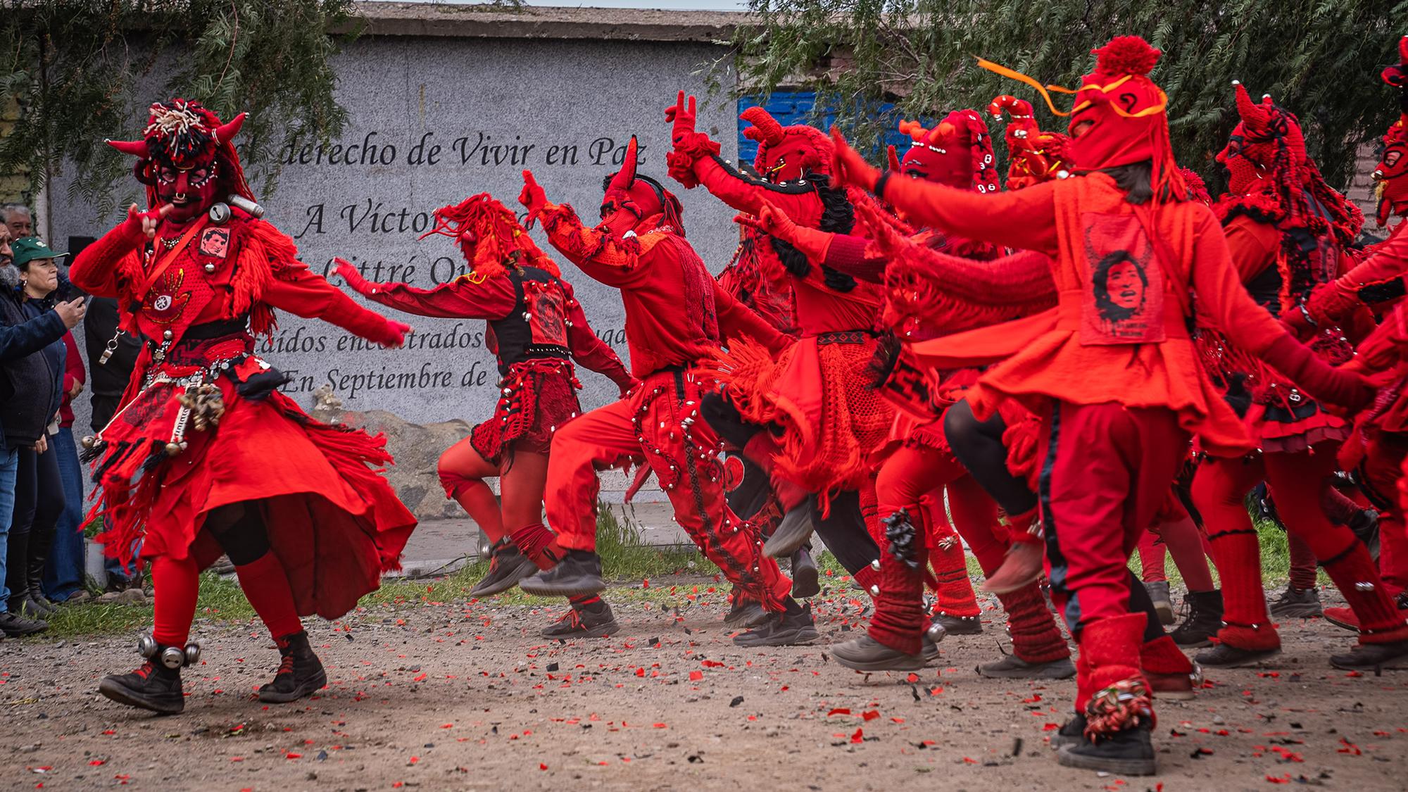 El 2 de septiembre, los Diablos Rojos bailaron en el lugar donde fueron hallados sin vida Víctor Jara y Littré Quiroga, convertido en un lugar de homenaje y memoria.