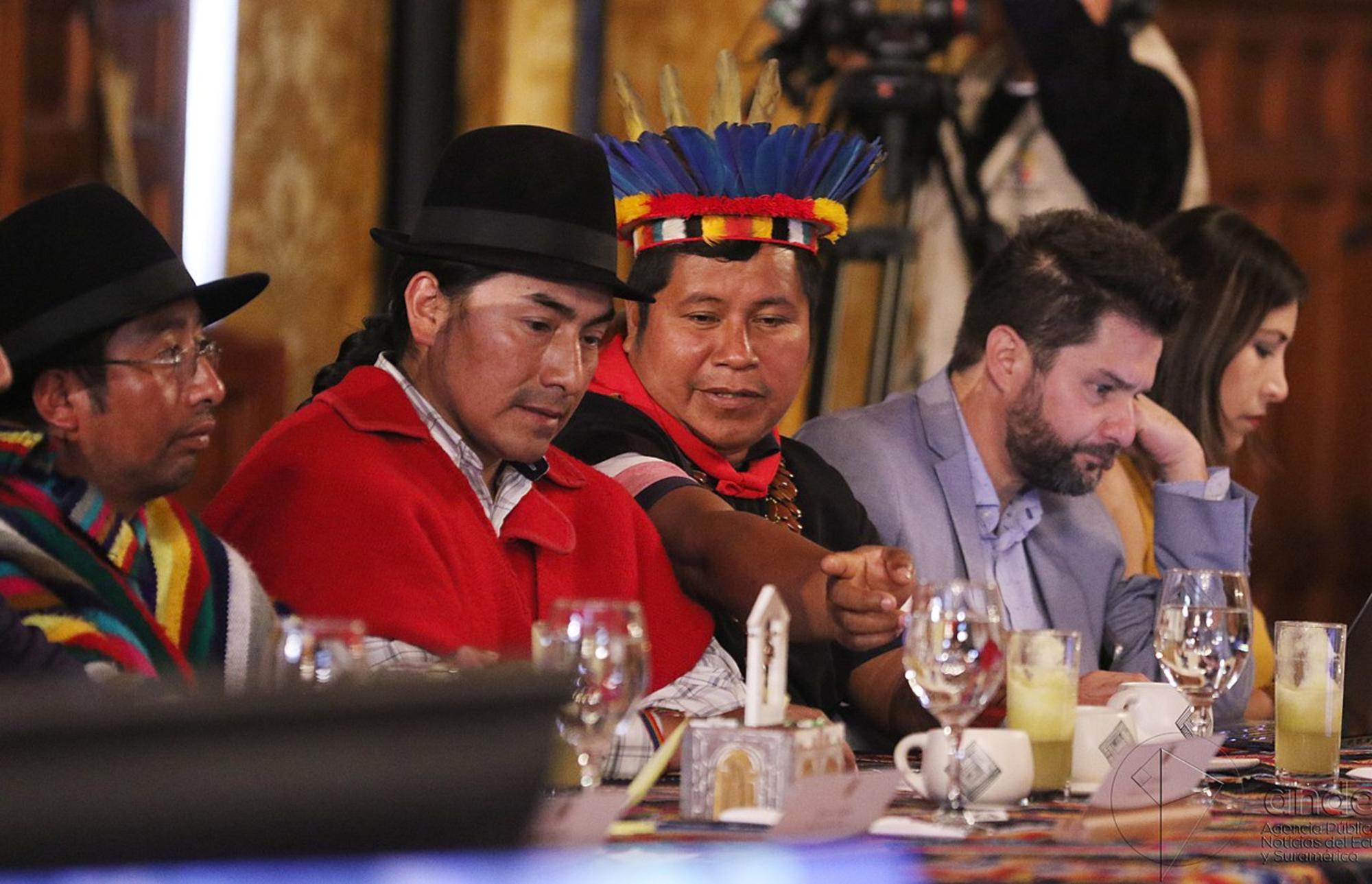 Leonidas Iza (con chaqueta roja) y otros miembros del movimiento indígena ecuatoriano se reúnen con Lenin Moreno.