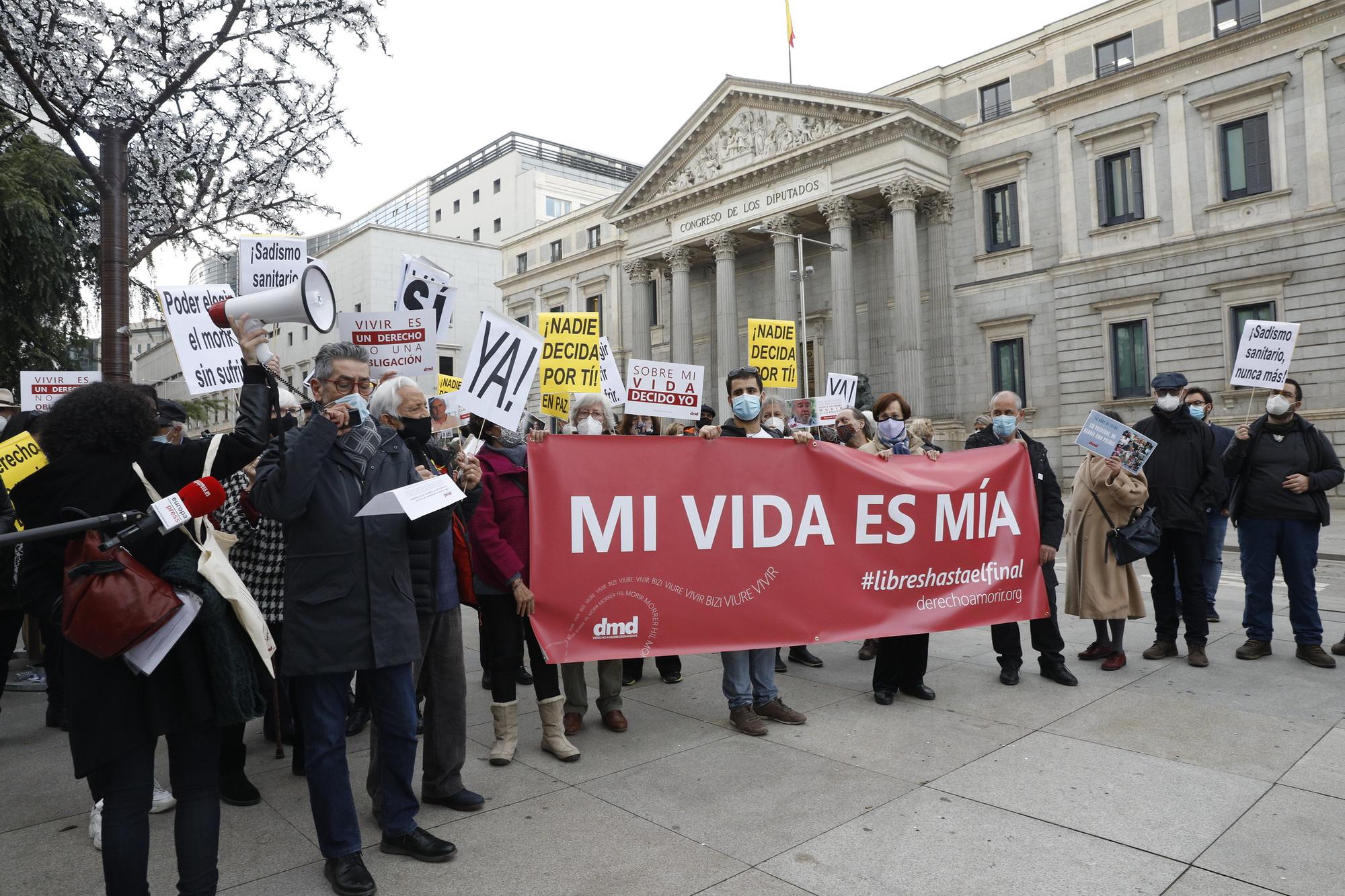 Protesta frente al Congreso eutanasia