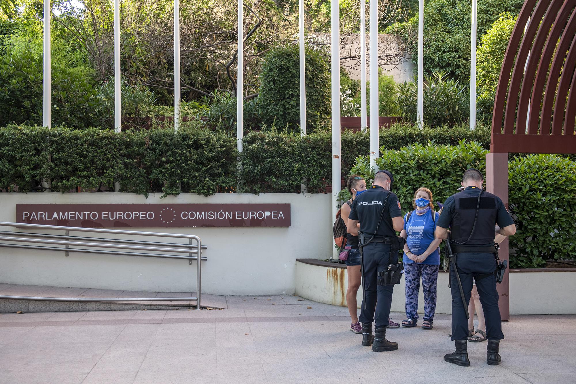 Bloquean la entrada a la sede de la Unión Europea para denunciar los abusos en las fronteras - 12